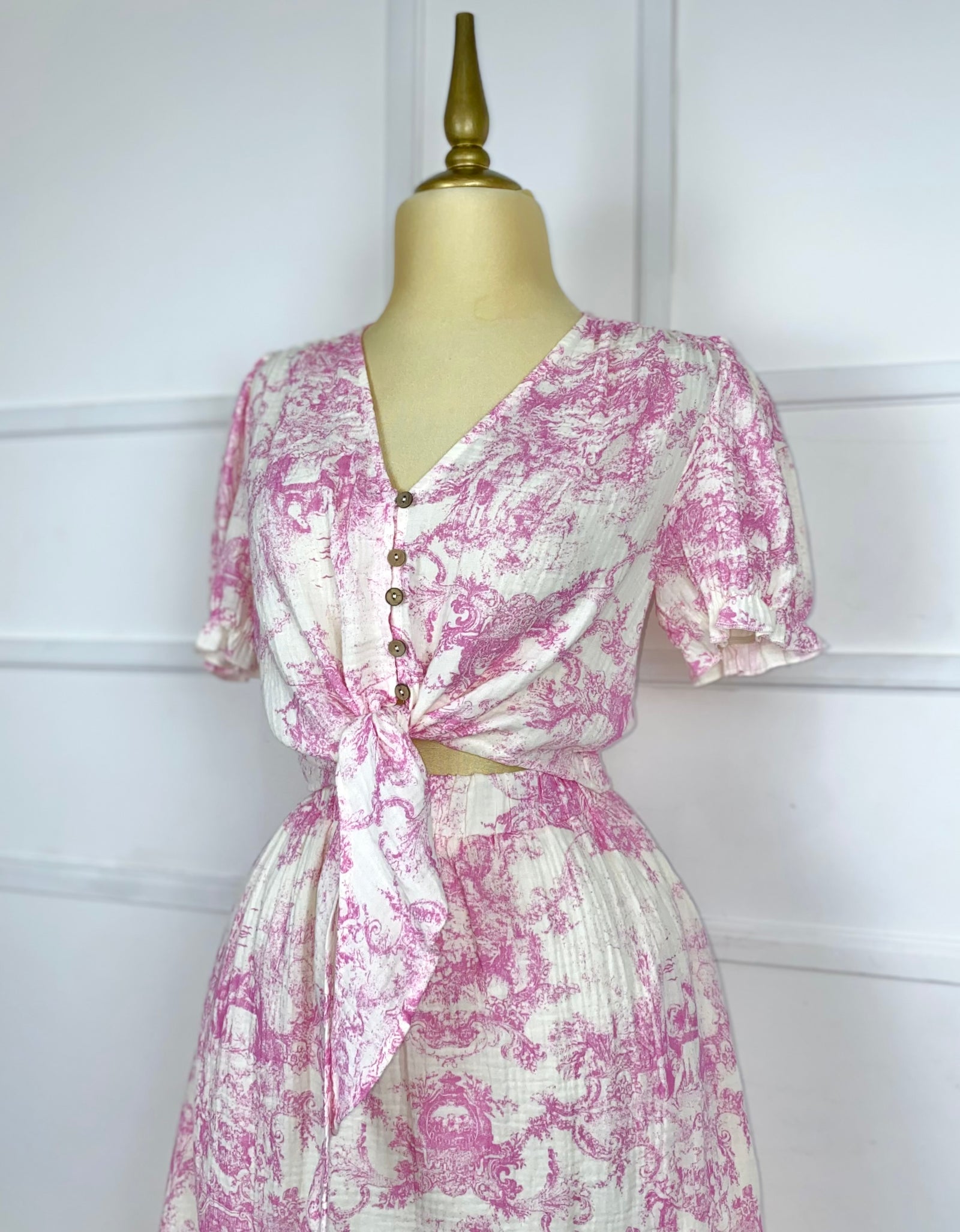 Set beige con estampado rosa