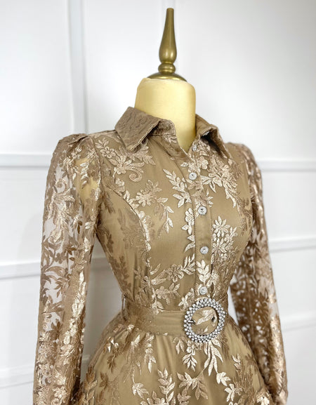 Vestido café con flores y cinto pedrería