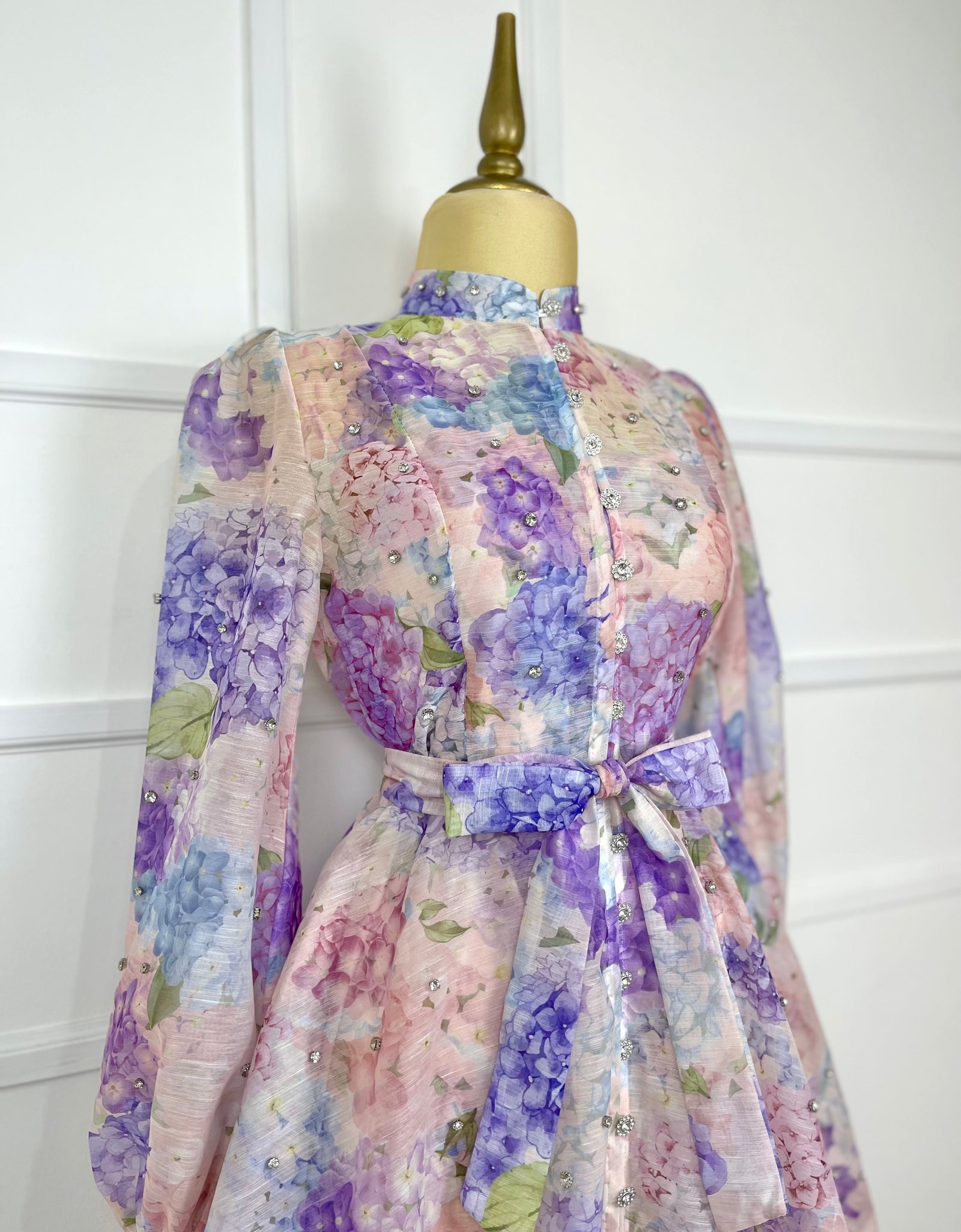 Vestido con flores y pedrería