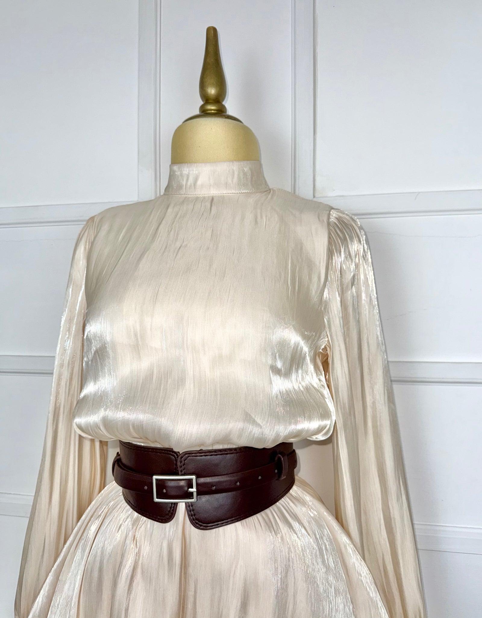 Vestido corto satinado con cinto