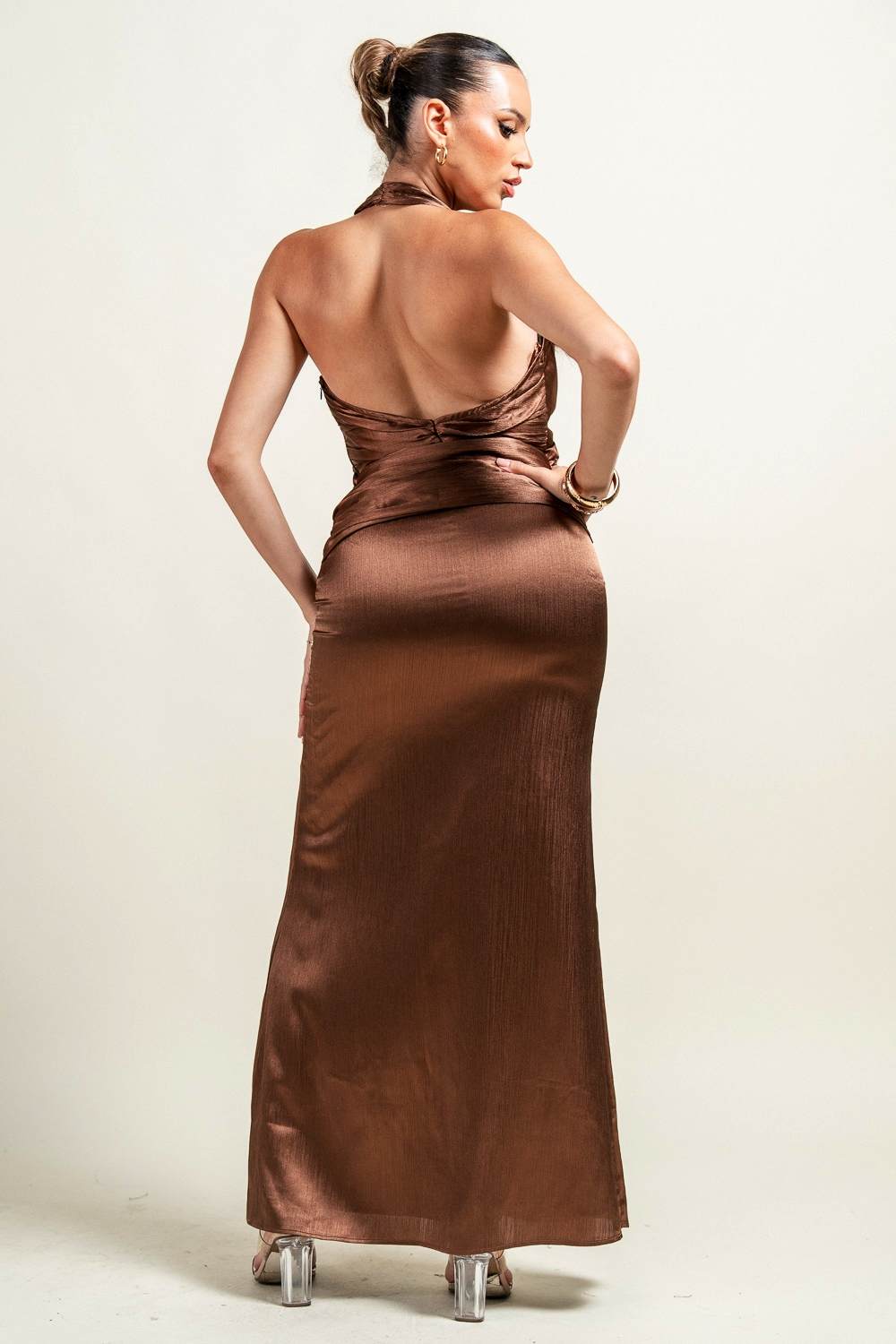 Vestido midi café satinado