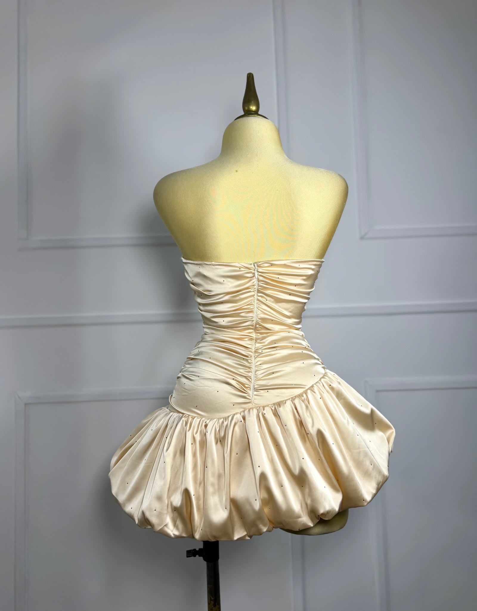 Vestido crema satinado strapless con pedrería