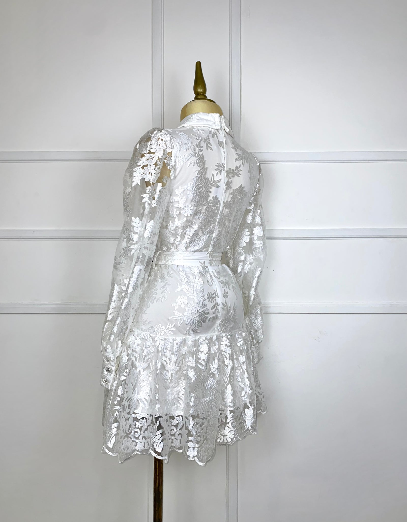 Vestido blanco con flores y cinto