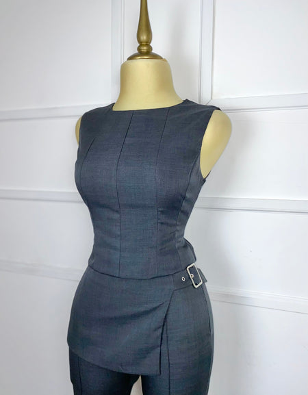 Set gris liso con hebilla