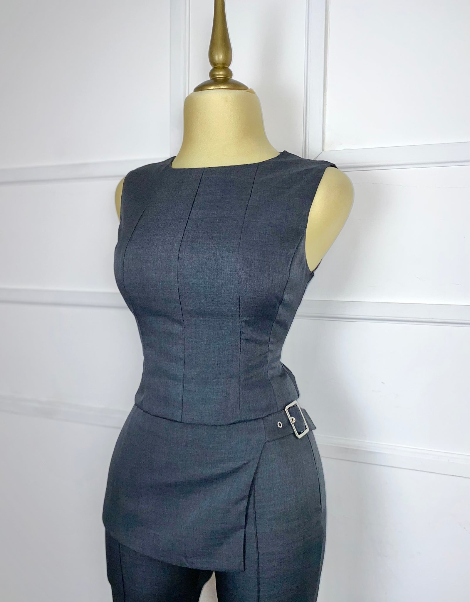 Set gris liso con hebilla