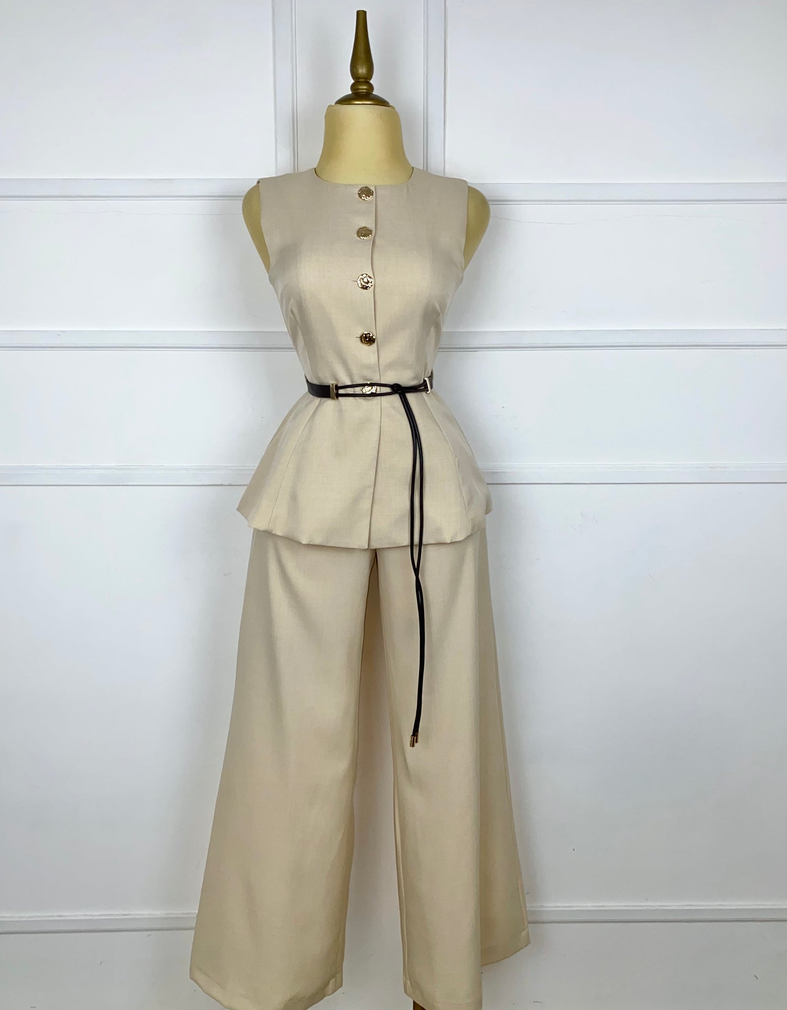 Set beige botones dorados y cinto