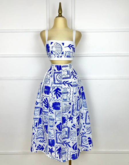 Set blanco con estampado azul de conchas