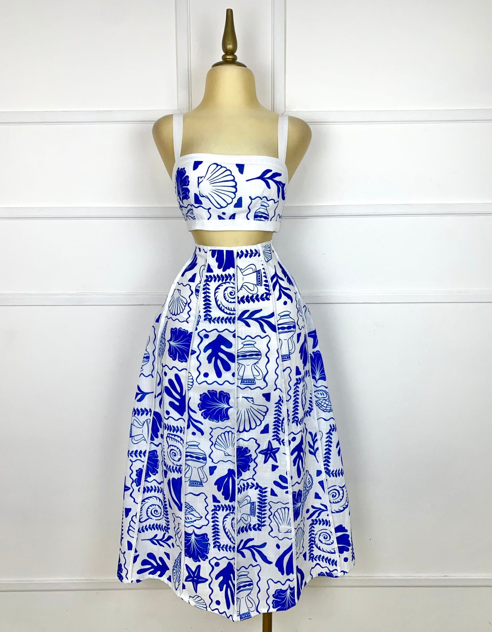 Set blanco con estampado azul de conchas