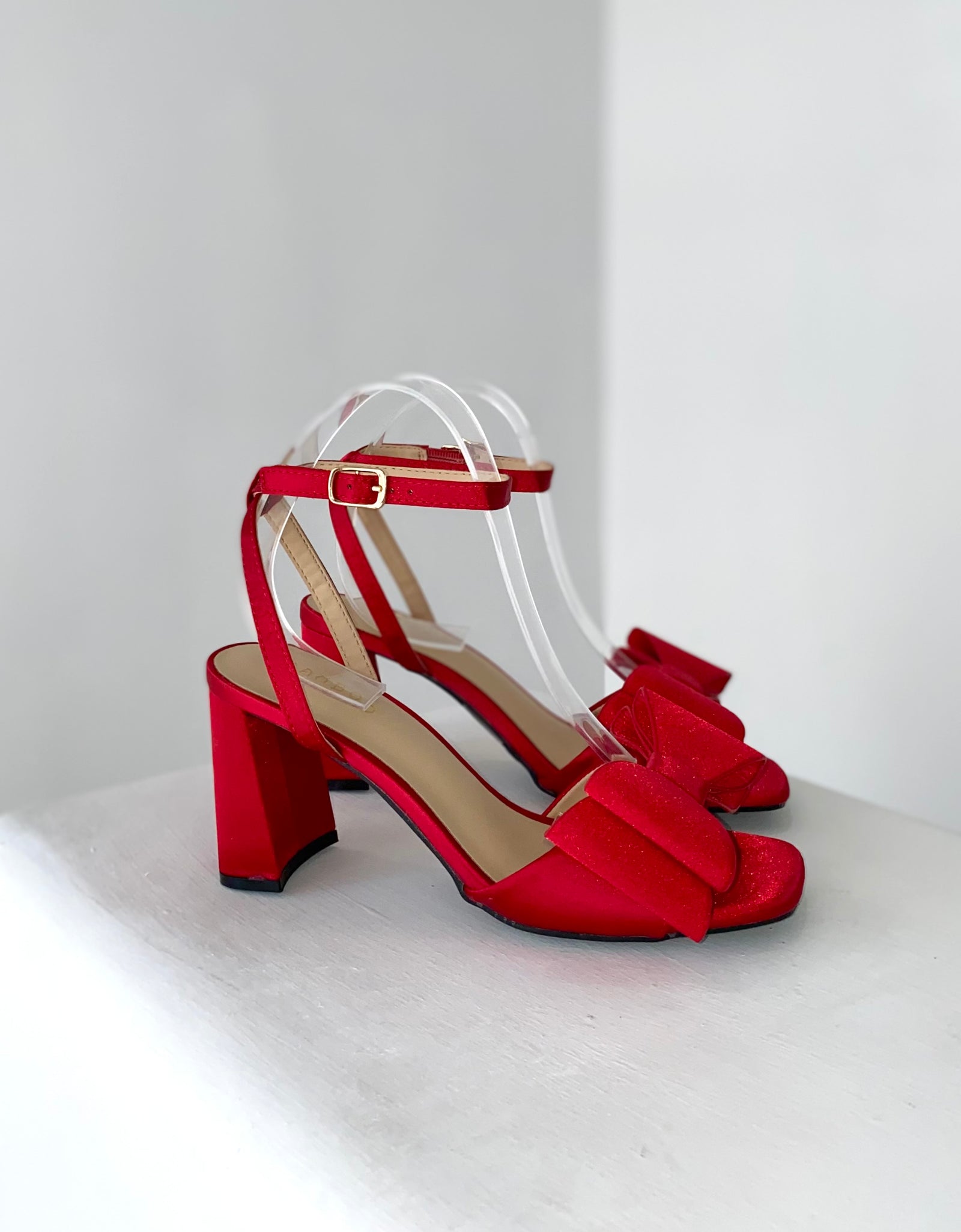 Zapatillas rojas con moños