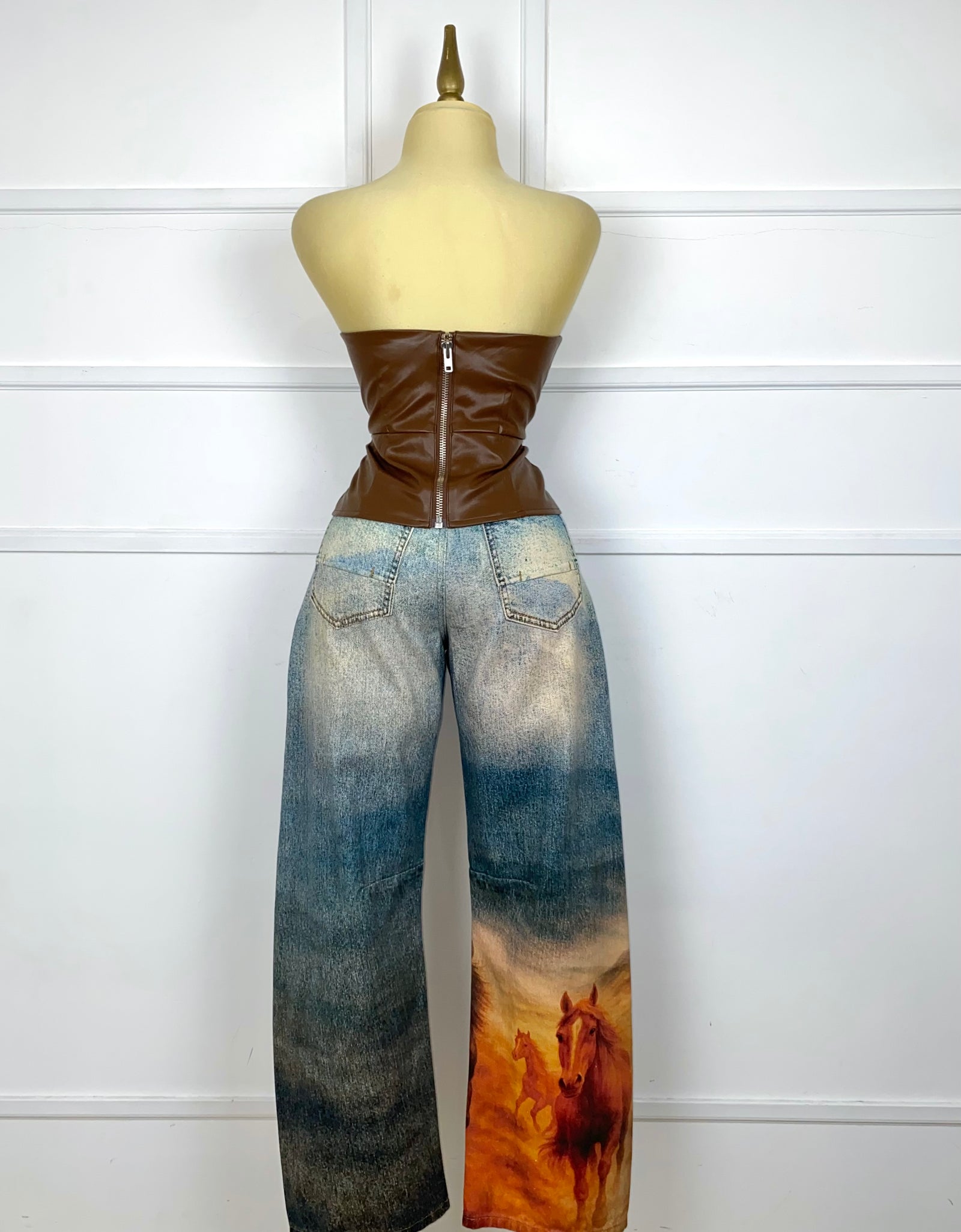 Blusa corta vinipiel con bordado y estoperoles
