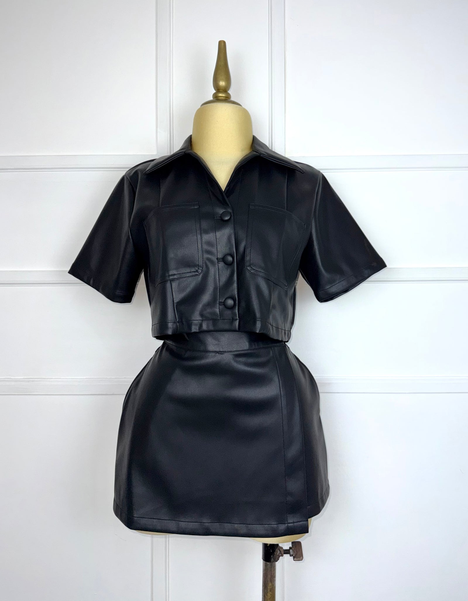 Set negro vinipiel con botones