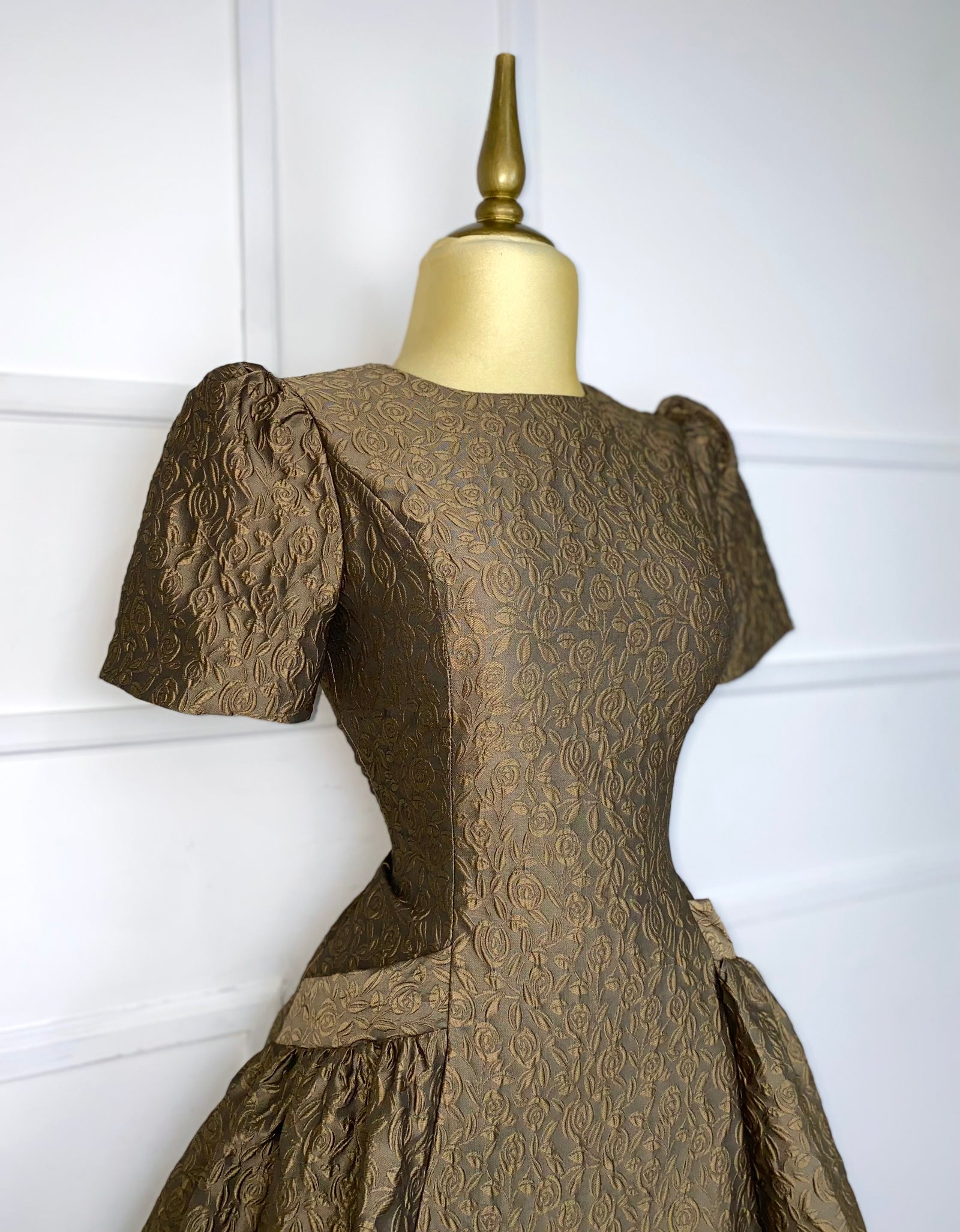 Vestido café brocado corte A