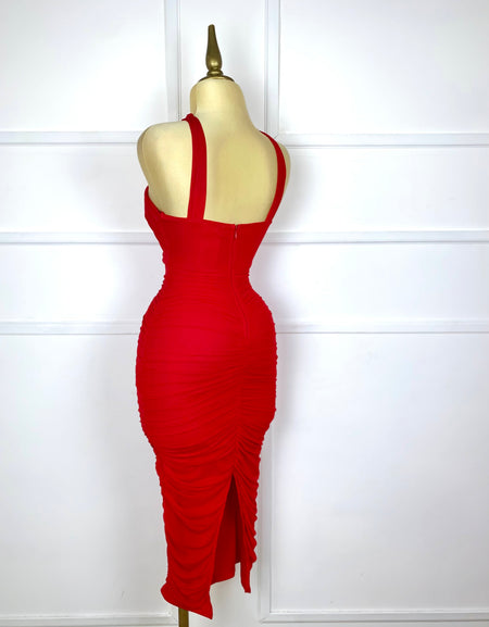 Vestido rojo drapeado con hebilla