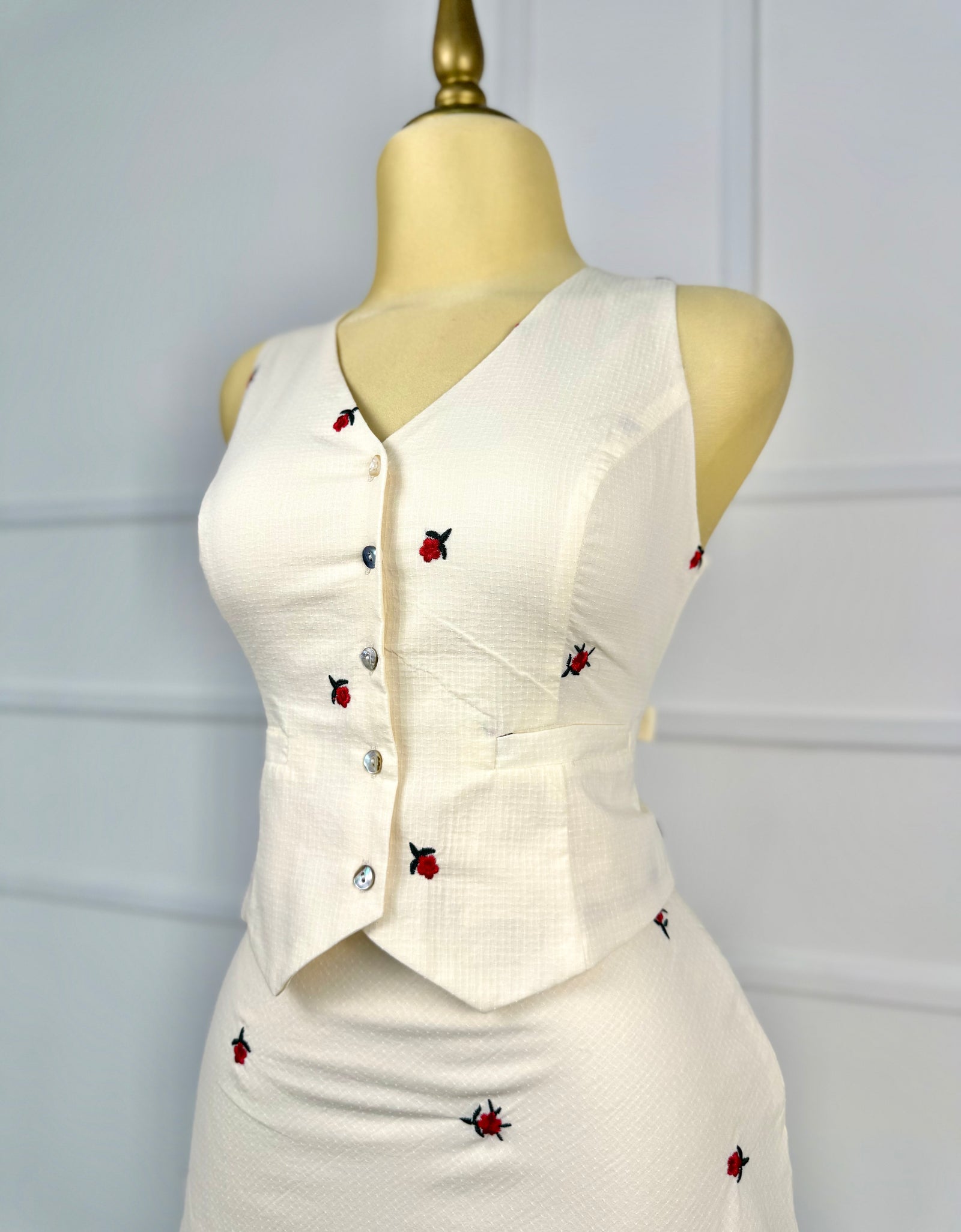 Set beige con flores rojas