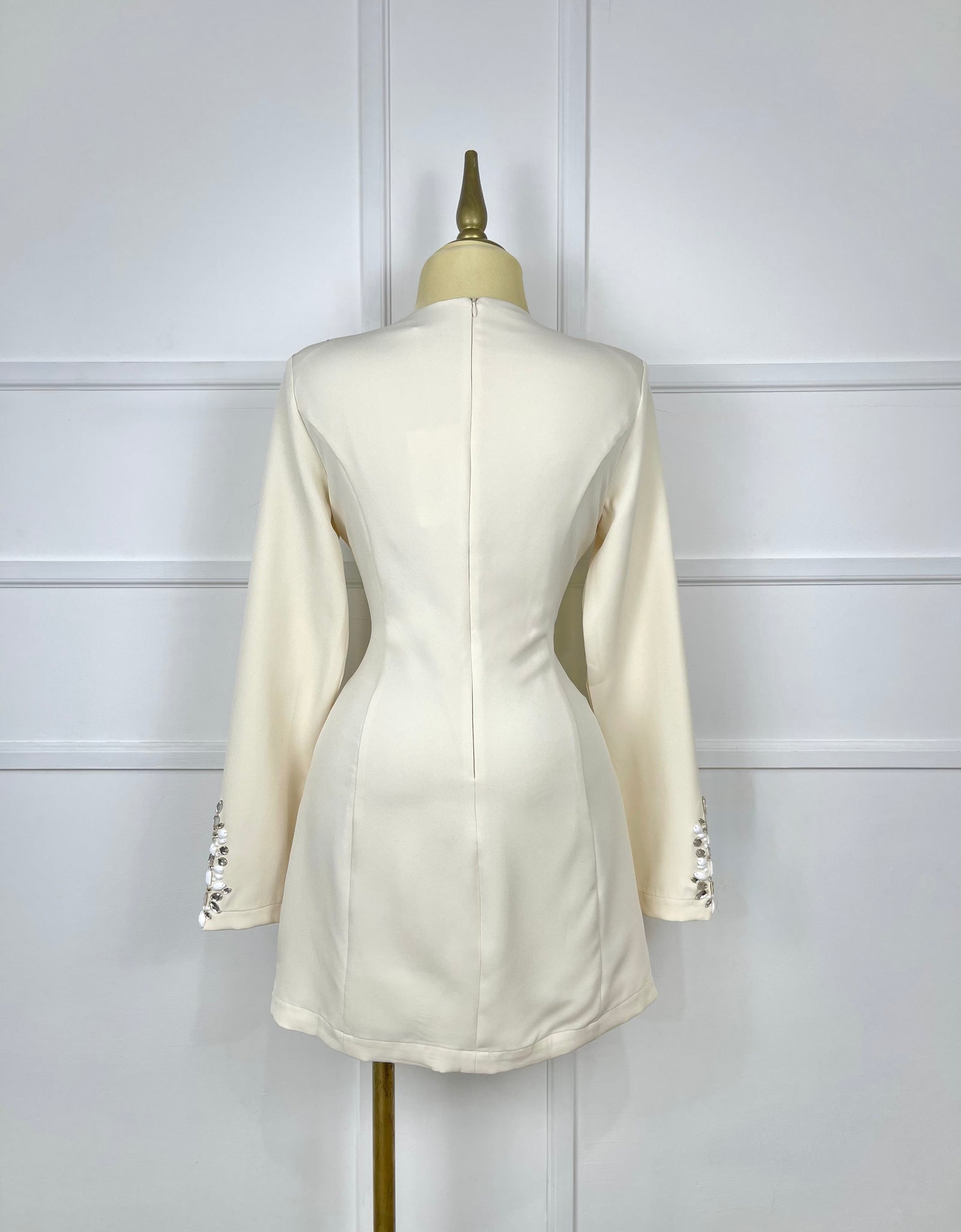 Vestido beige manga larga con pedrería