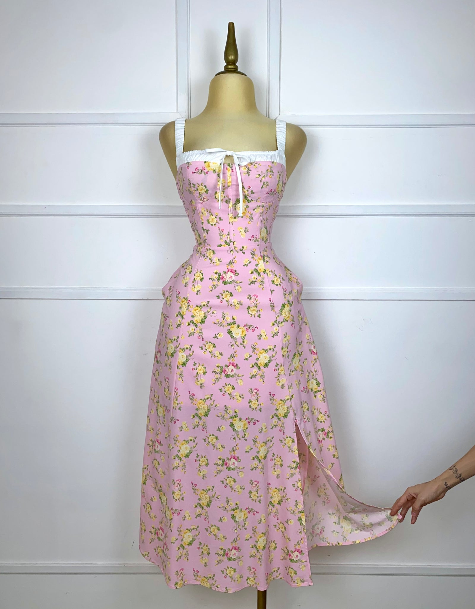 Vestido rosa flores amarillas con abertura