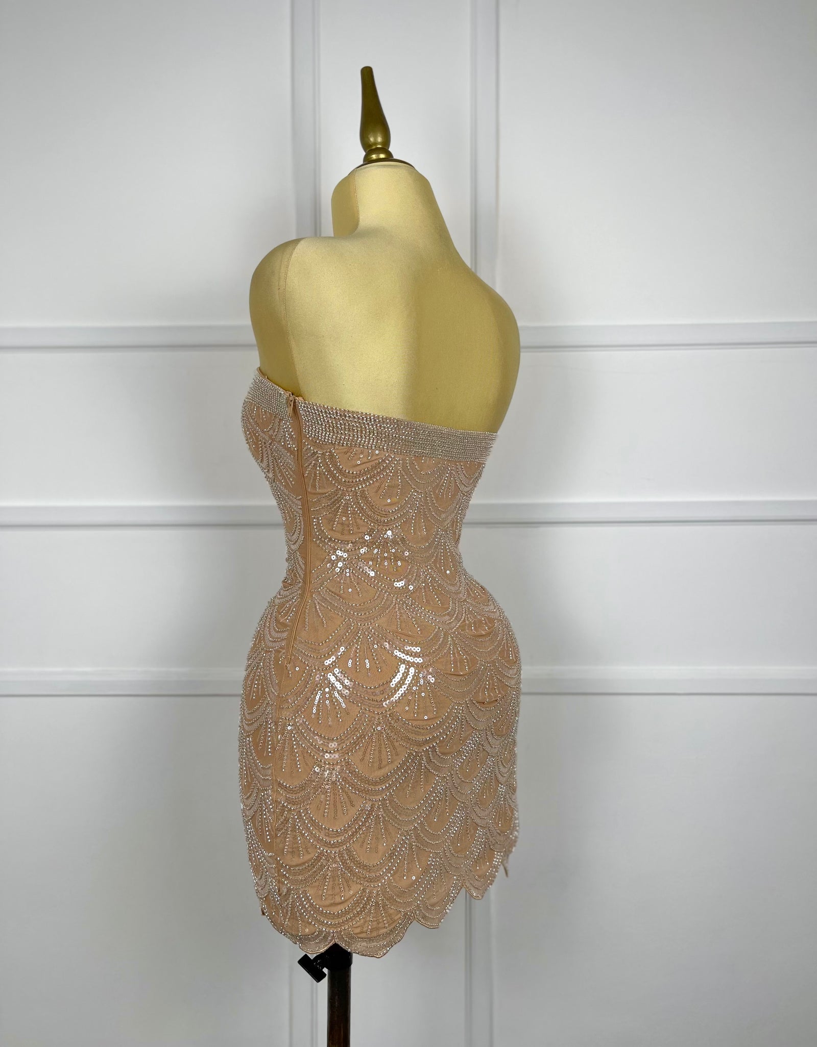 Vestido nude con pedrería y lentejuelas