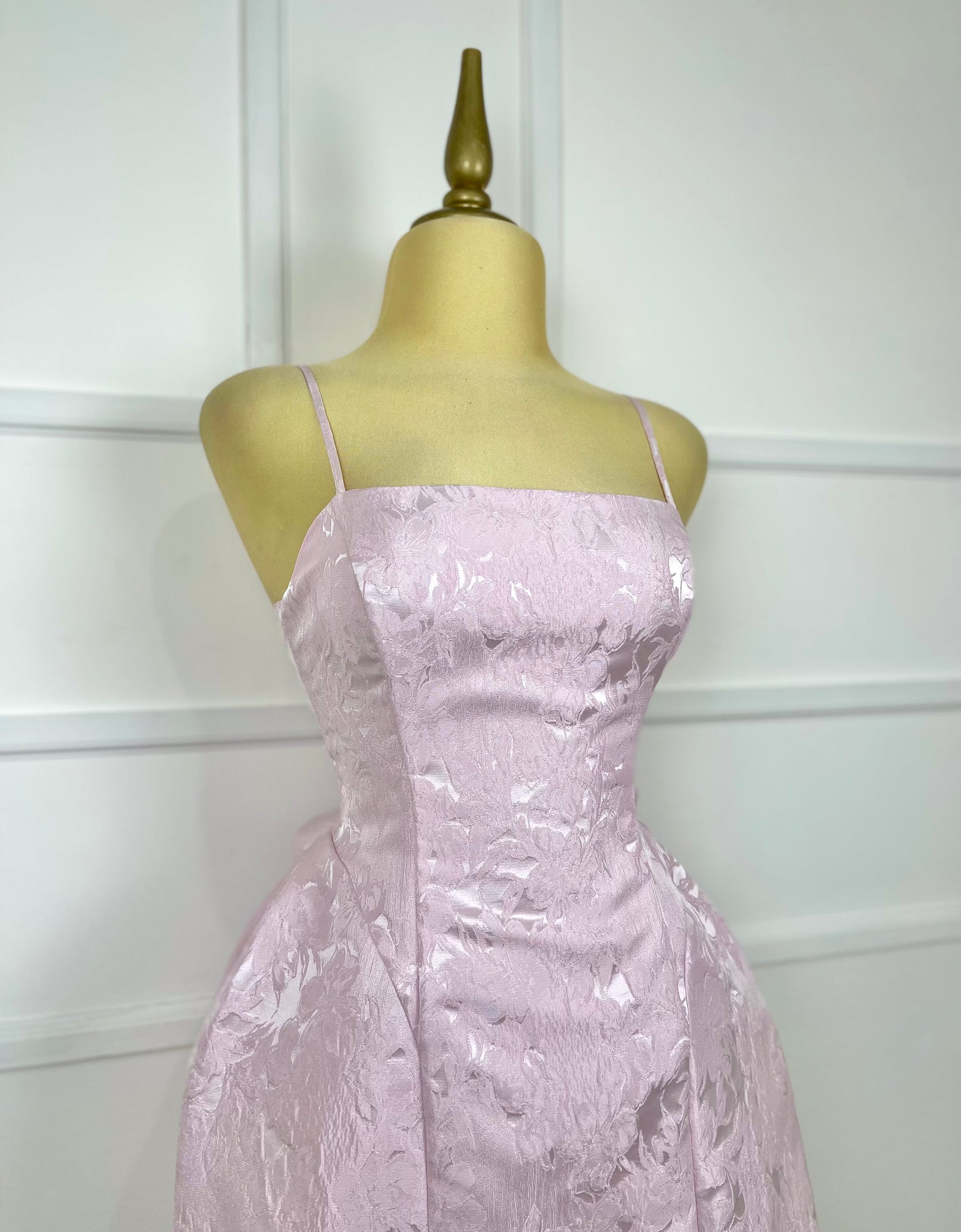Vestido rosa con textura y moño