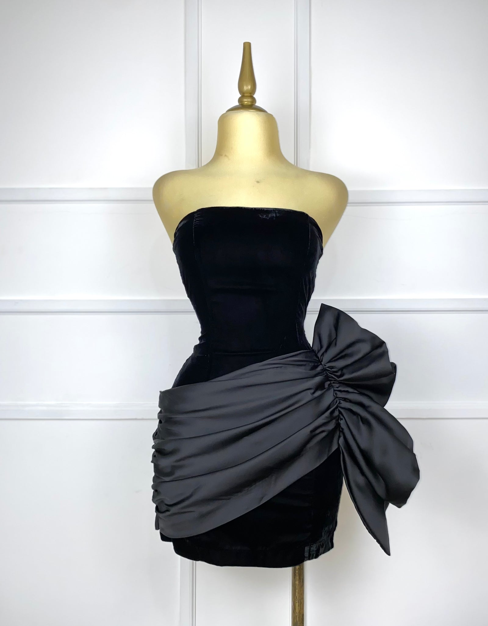 Vestido negro corto strapless