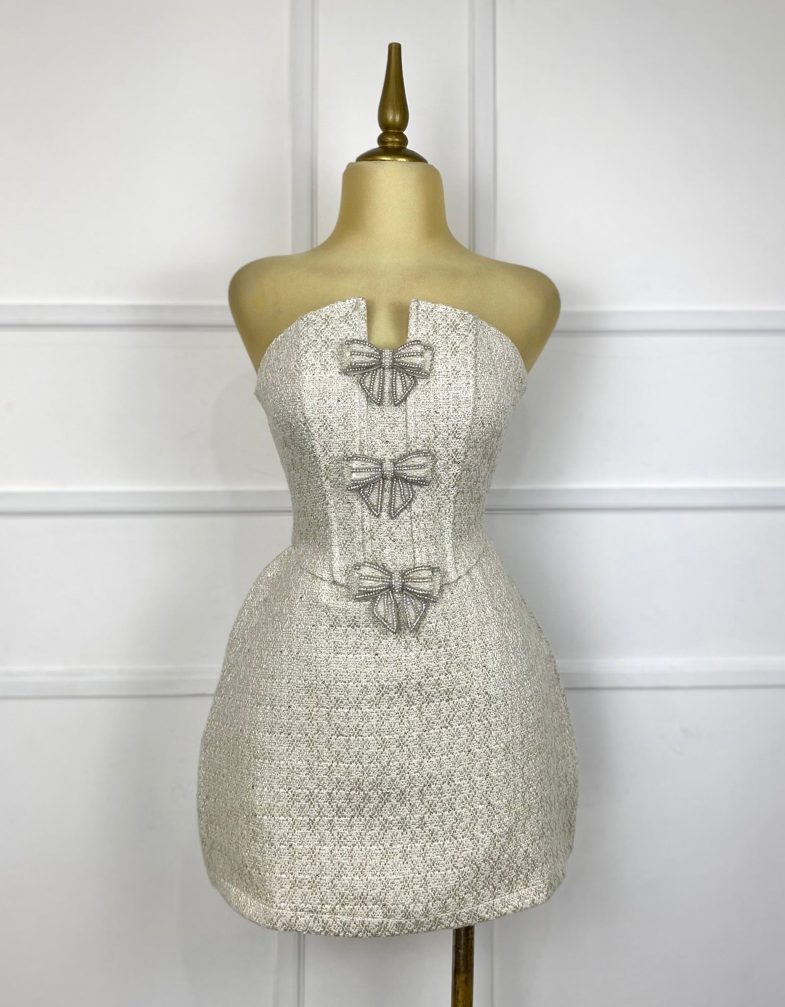 Vestido beige tweed con moñitos