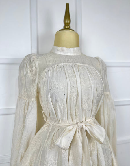 Vestido crema con brillitos y listón