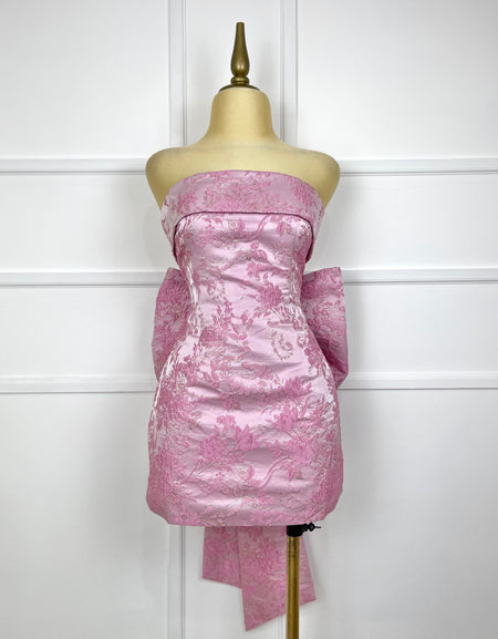 Vestido rosa con brocado y moño