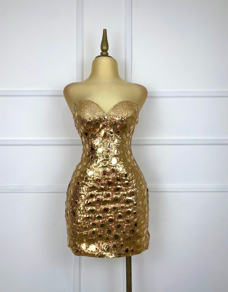 Vestido corto dorado con lentejuela y pedrería