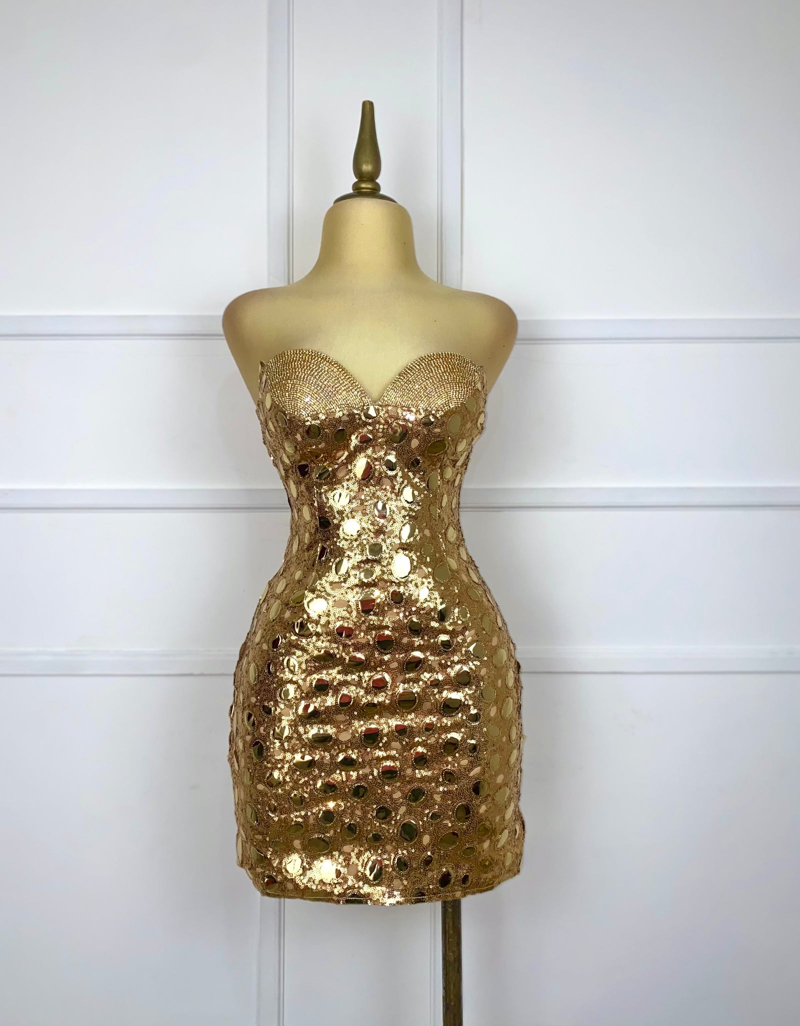 Vestido corto dorado con lentejuela y pedrería