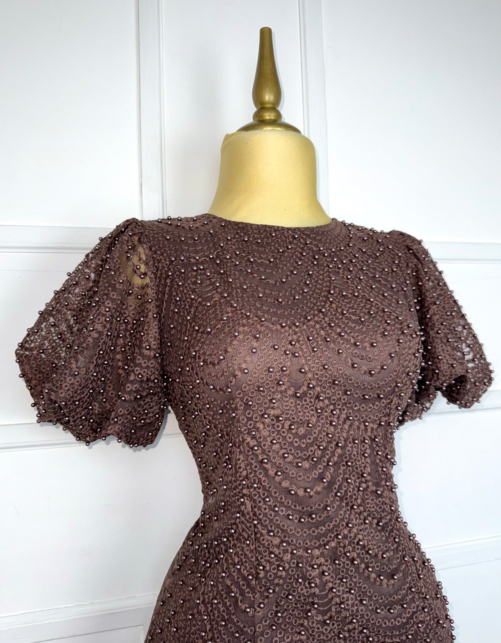 Vestido café con perlas y encaje