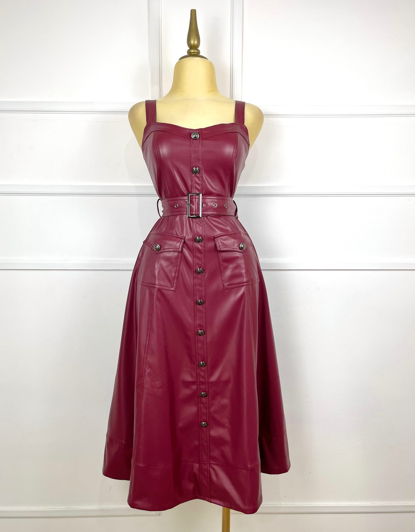 Vestido tinto vinipiel con cinto