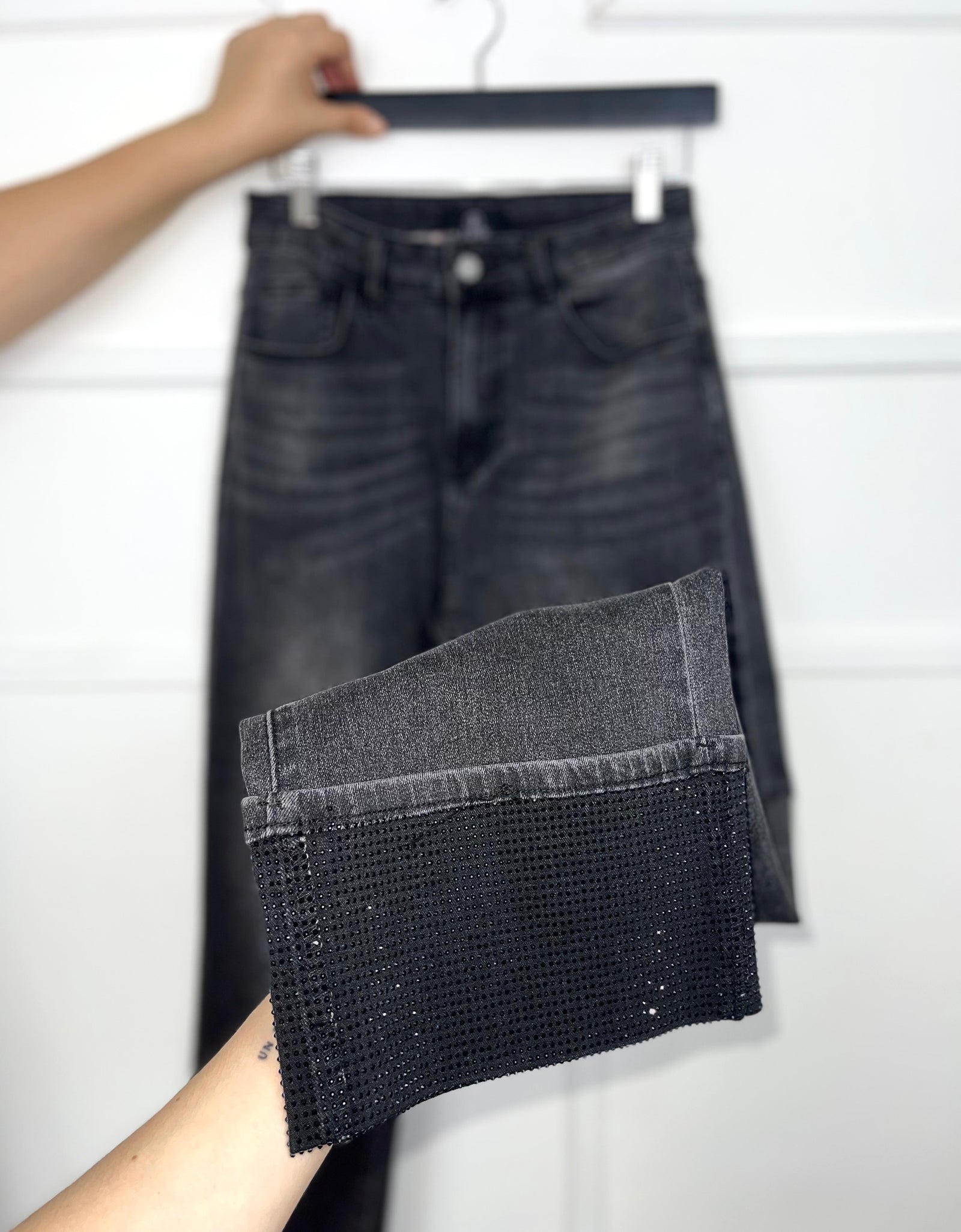 Pantalón negro mezclilla con pedrería