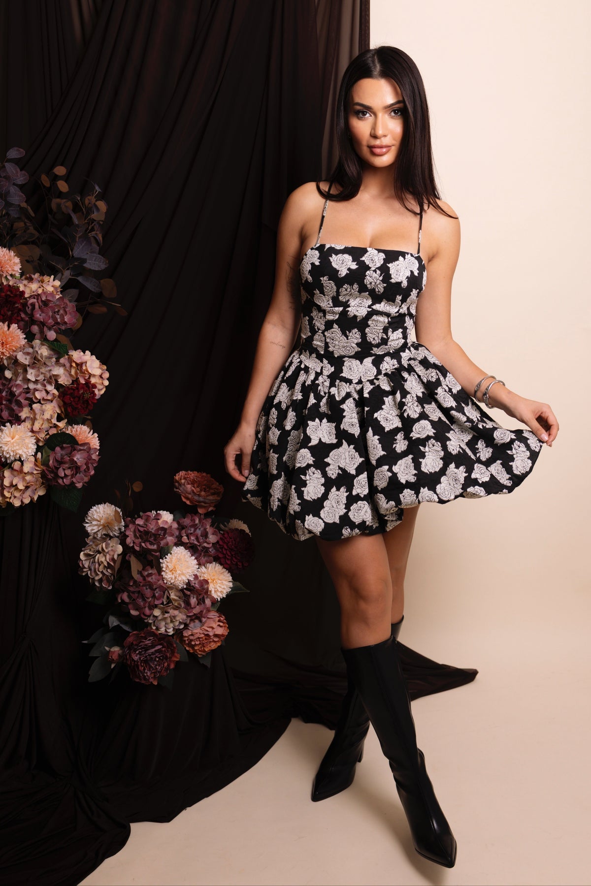 Vestido negro con flores grises brocado