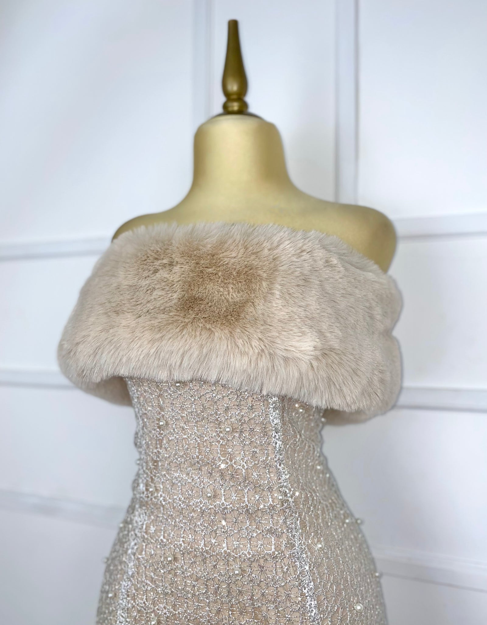 Vestido glitter con perlas y peluche