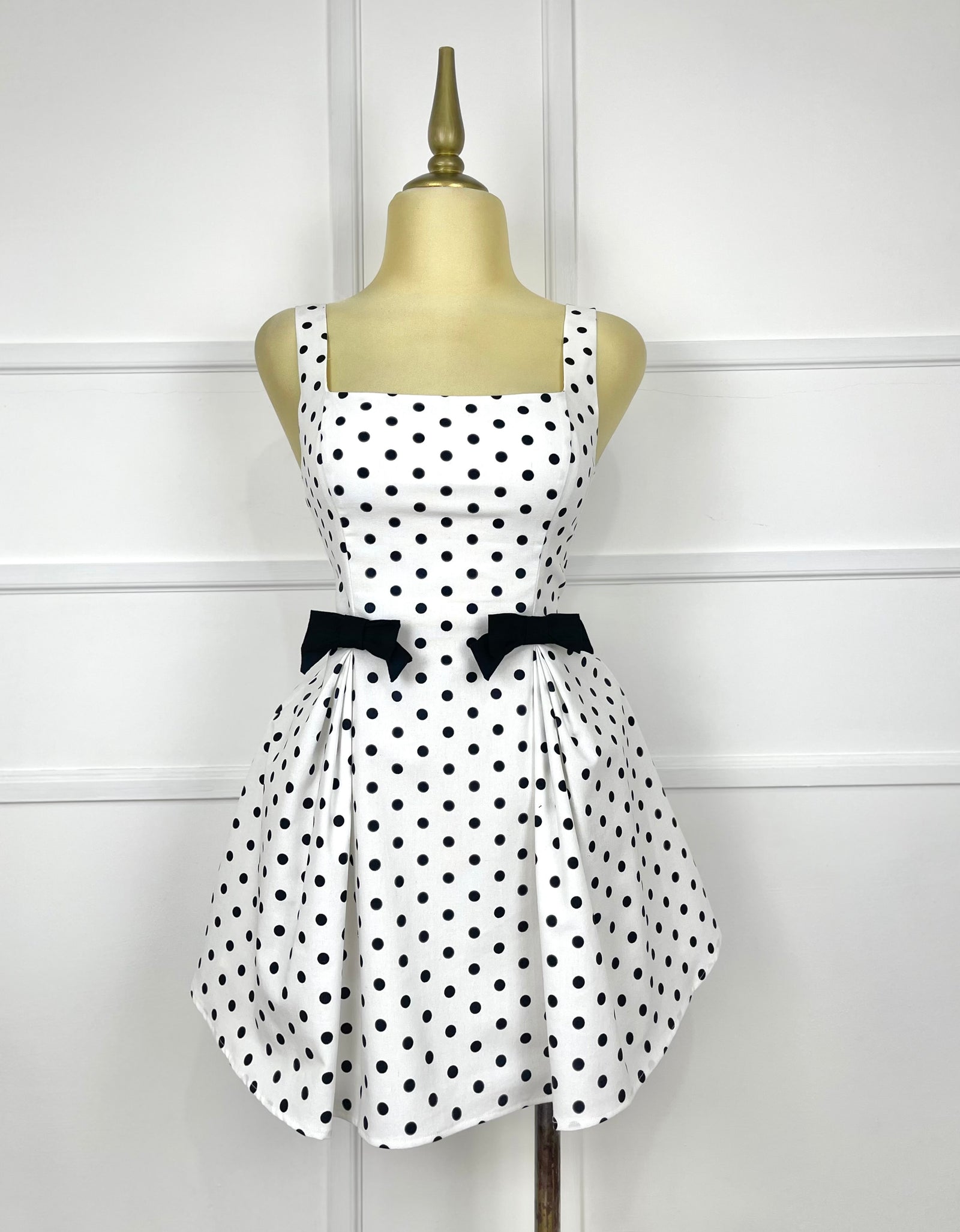 Vestido blanco con lunares y moños