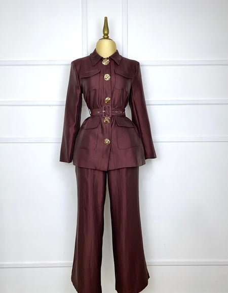 Set tinto con botones dorados y cinto