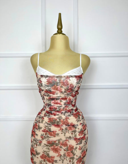 Vestido drapeado con flores rojas