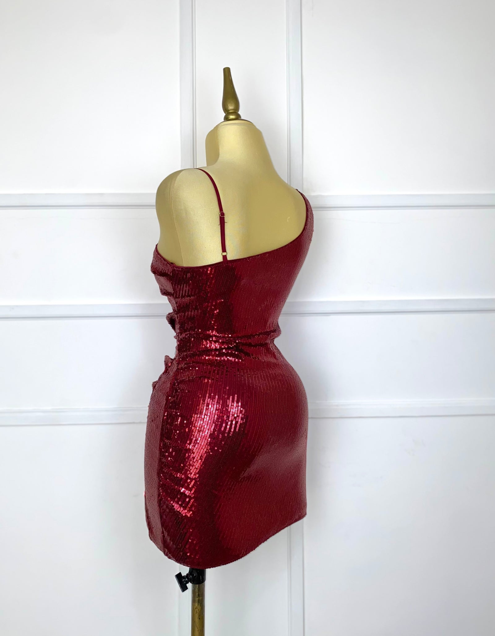 Vestido tinto drapeado con lentejuelas