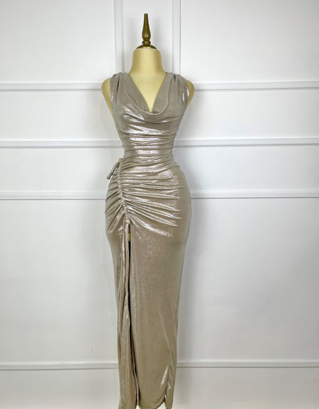 Vestido champagne brilloso con abertura