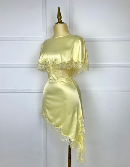 Vestido amarillo satín con encaje