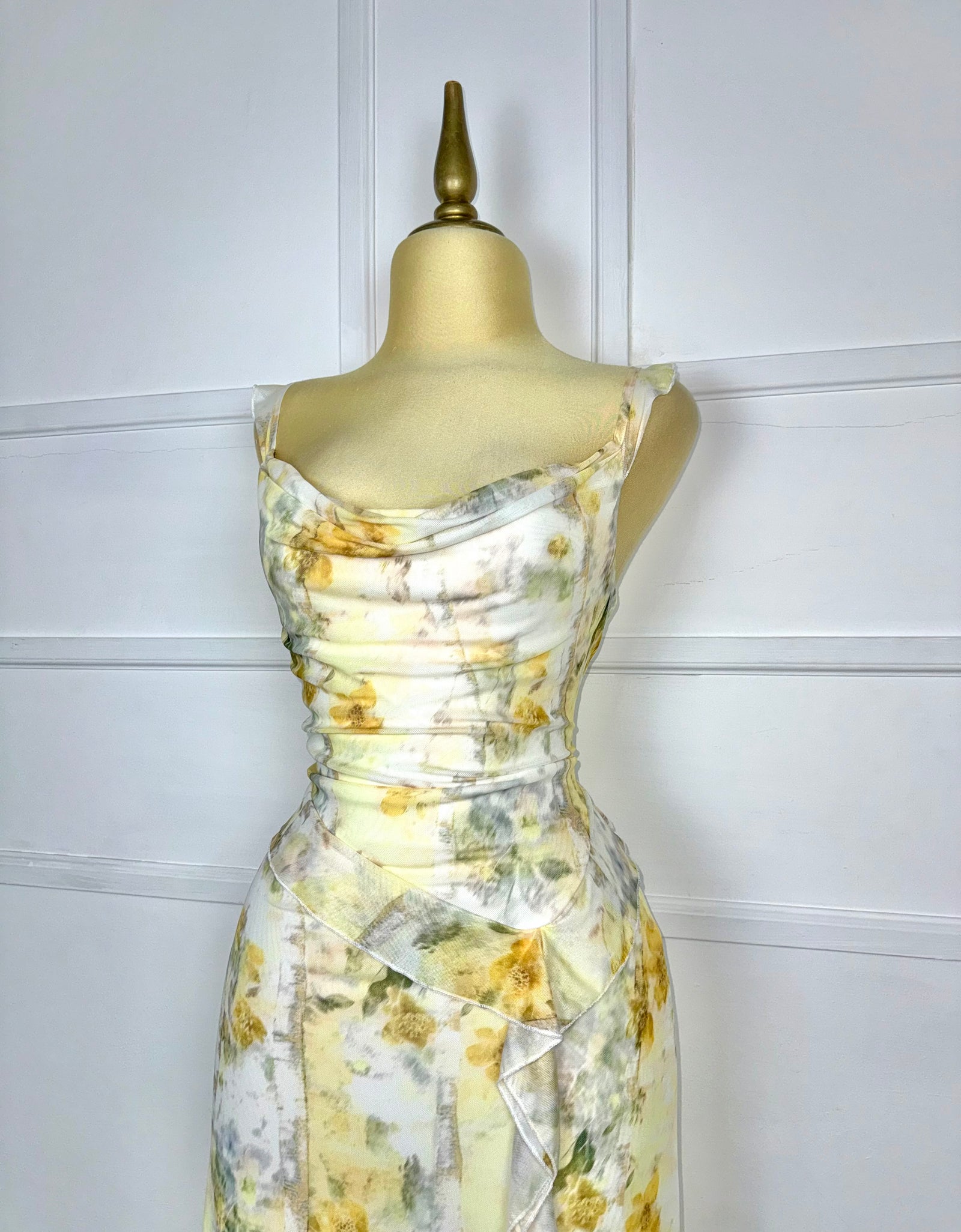Vestido flores amarillas stretch con abertura