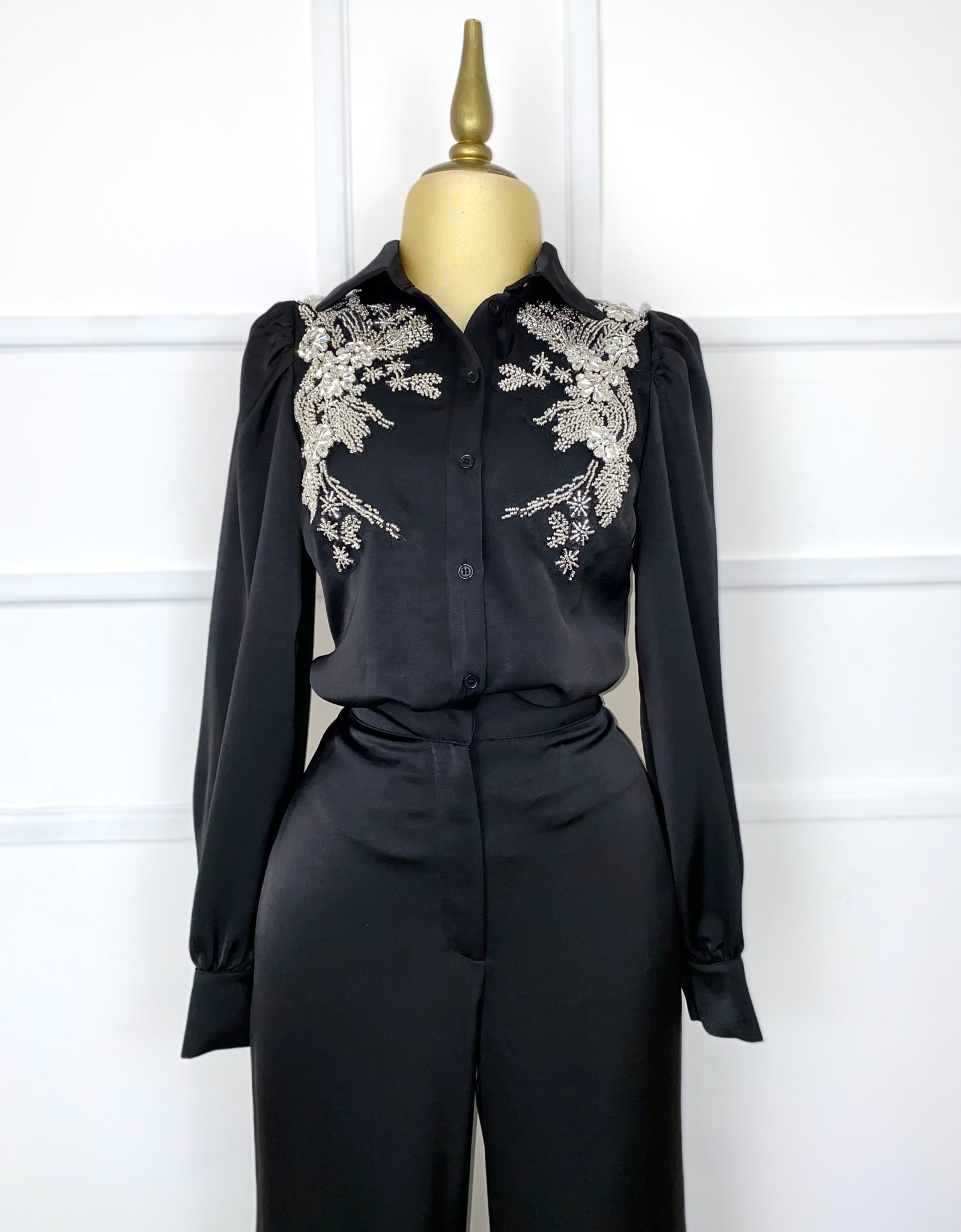 Set negro satinado con pedrería