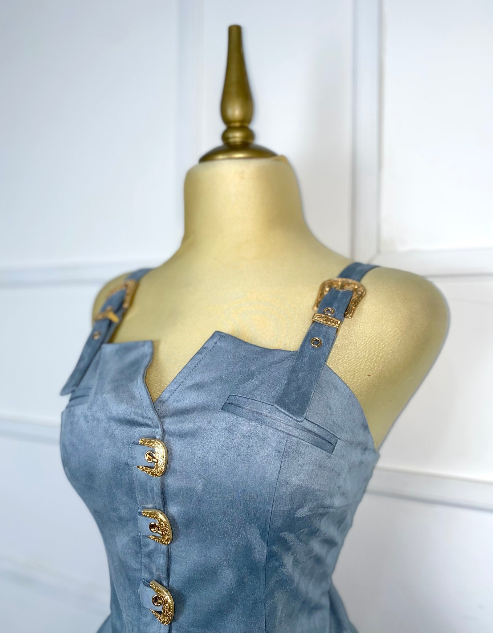 Blusa azul gamuza con hebillas