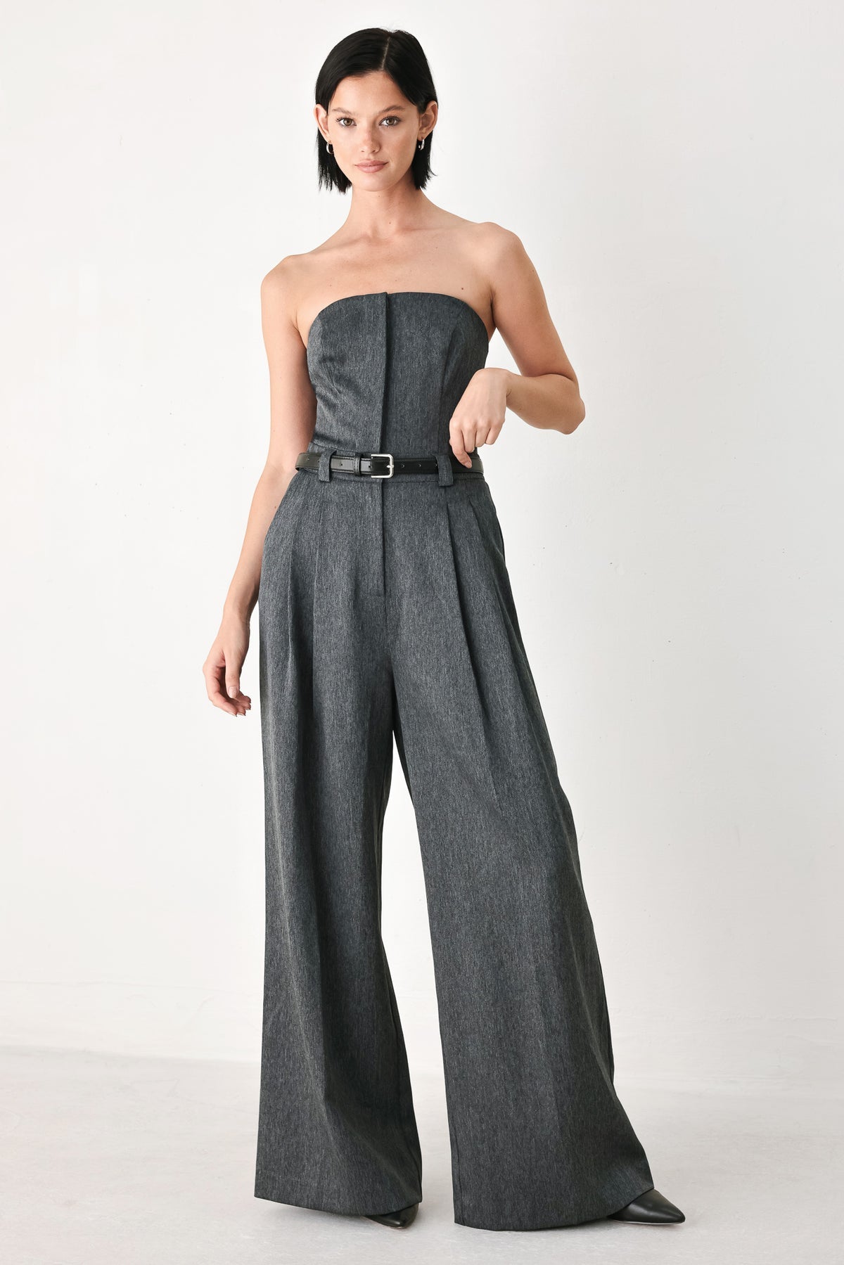 Palazzo gris strapless con cinto