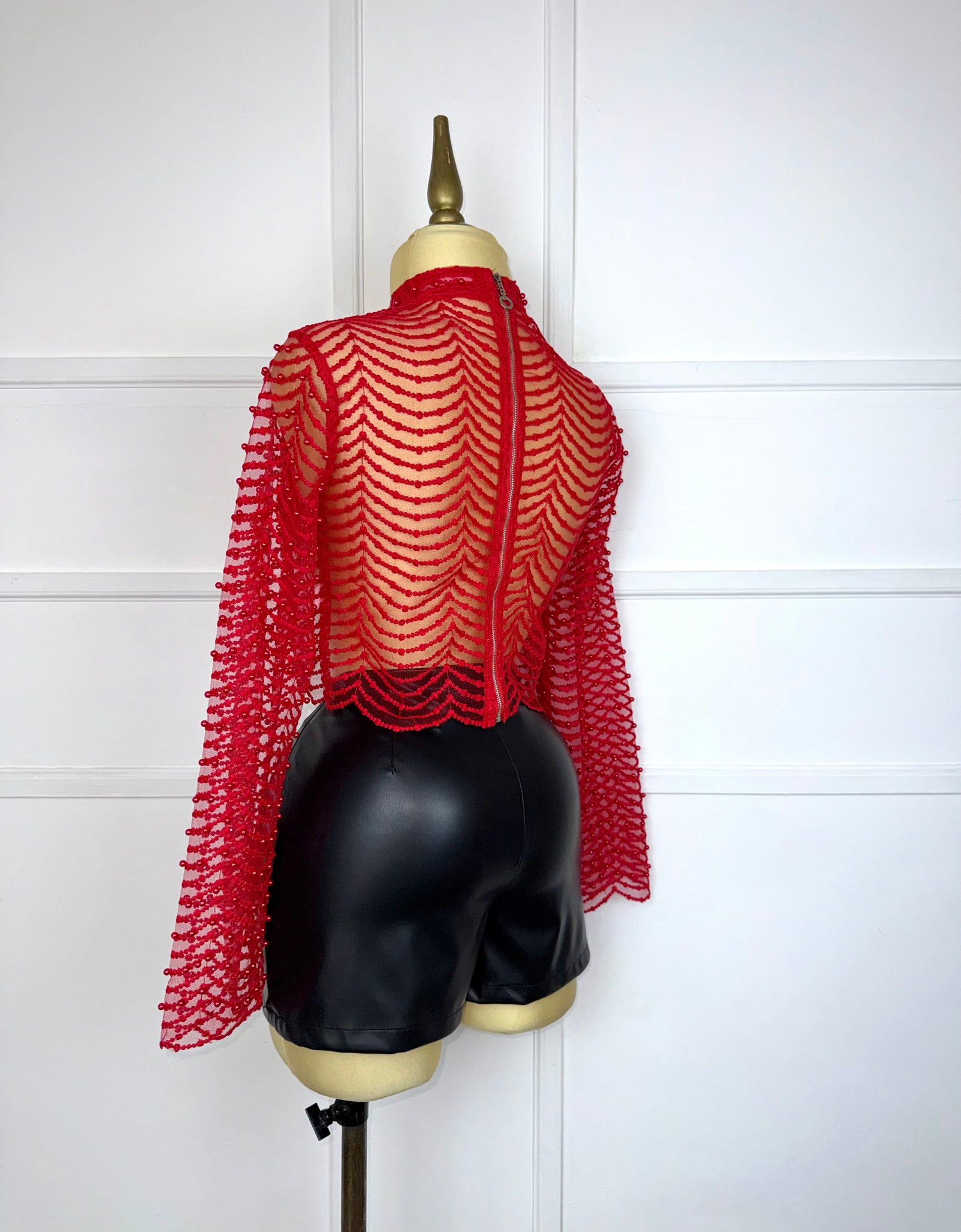 Blusa roja con perlas