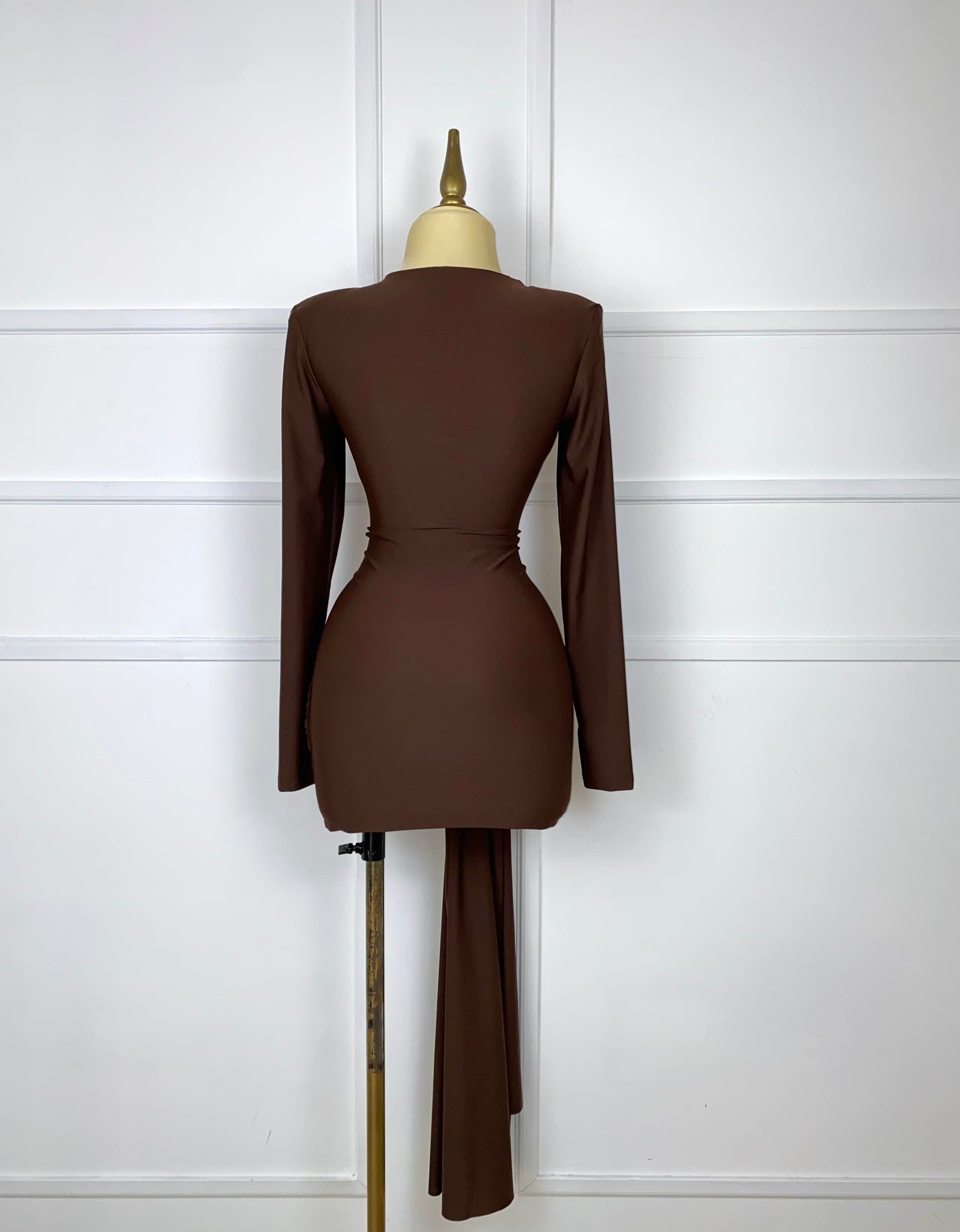 Vestido café corto drapeado manga larga