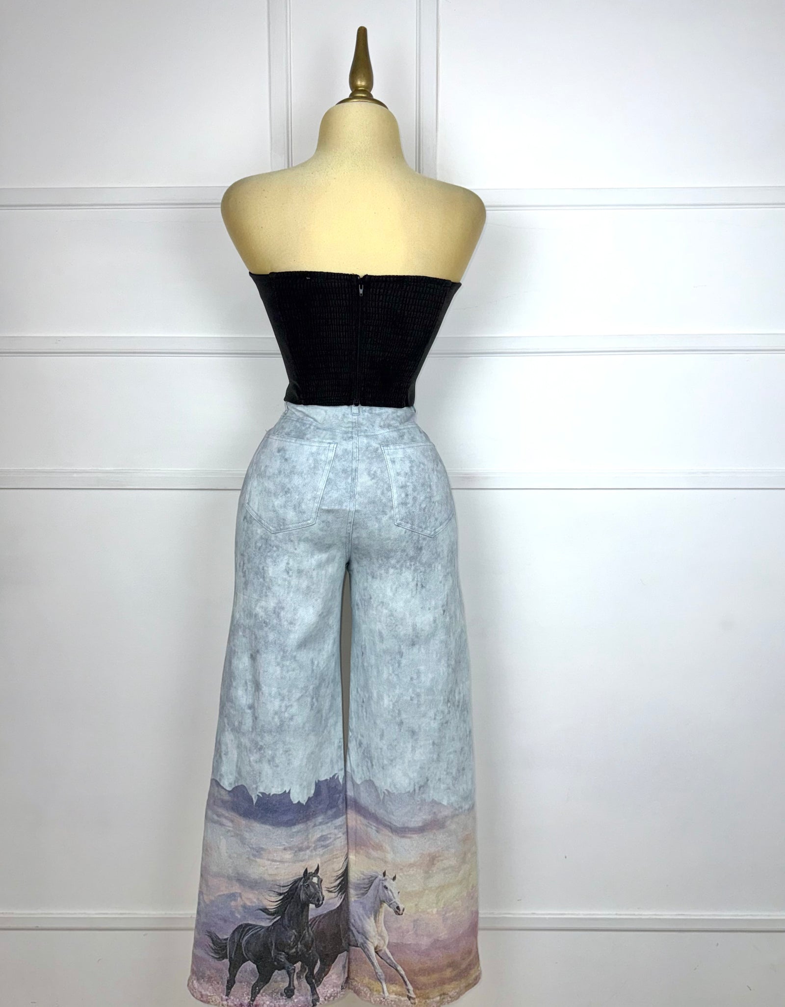 Pantalón azul mezclilla con caballos