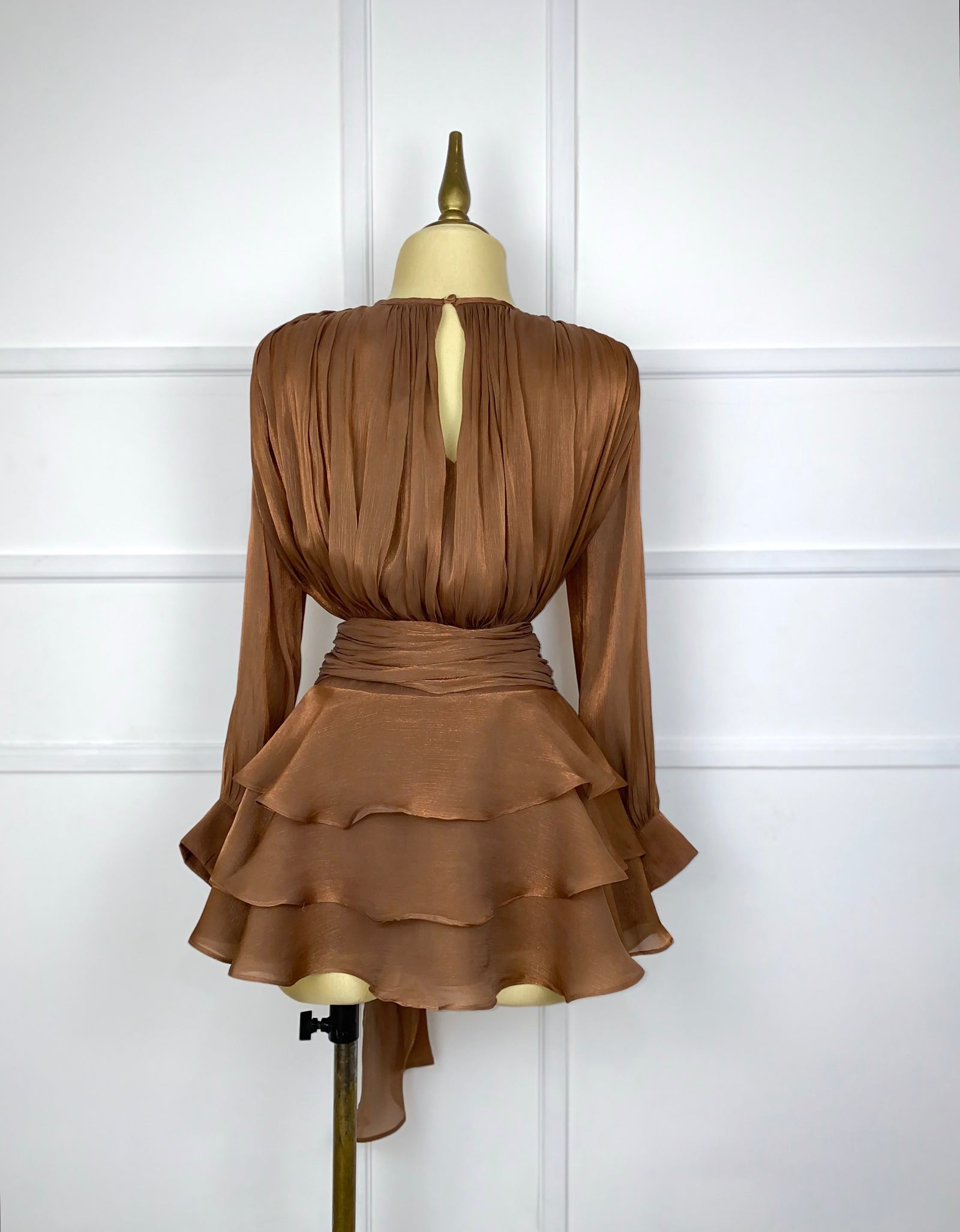 Set café brilloso tipo gasa con olanes