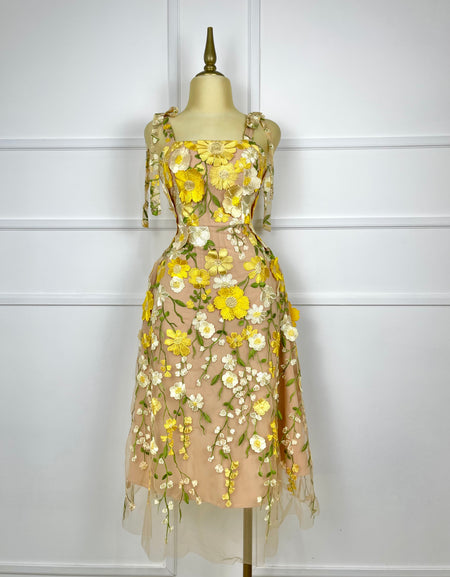 Vestido nude con flores amarillas 3D