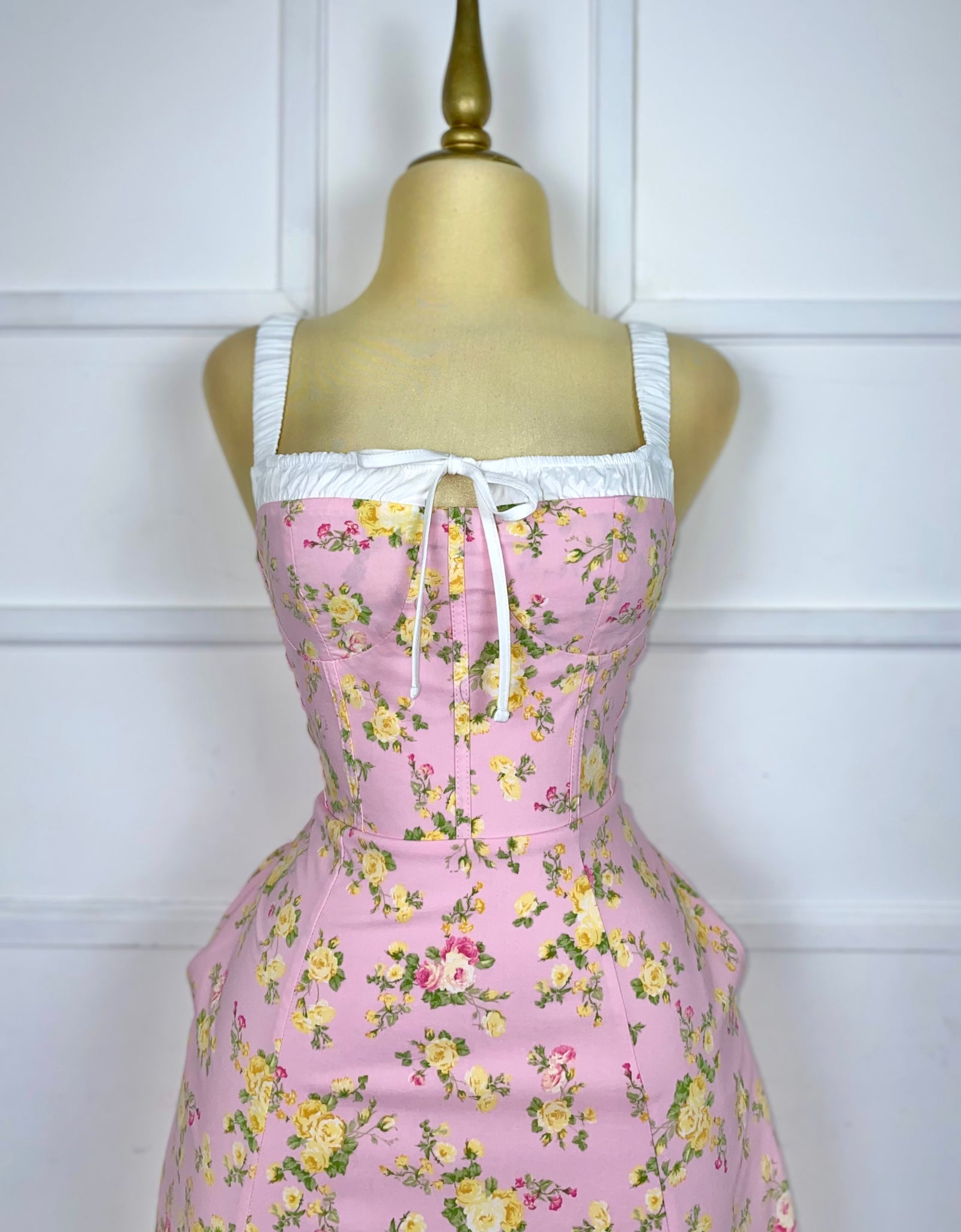 Vestido rosa flores amarillas con abertura