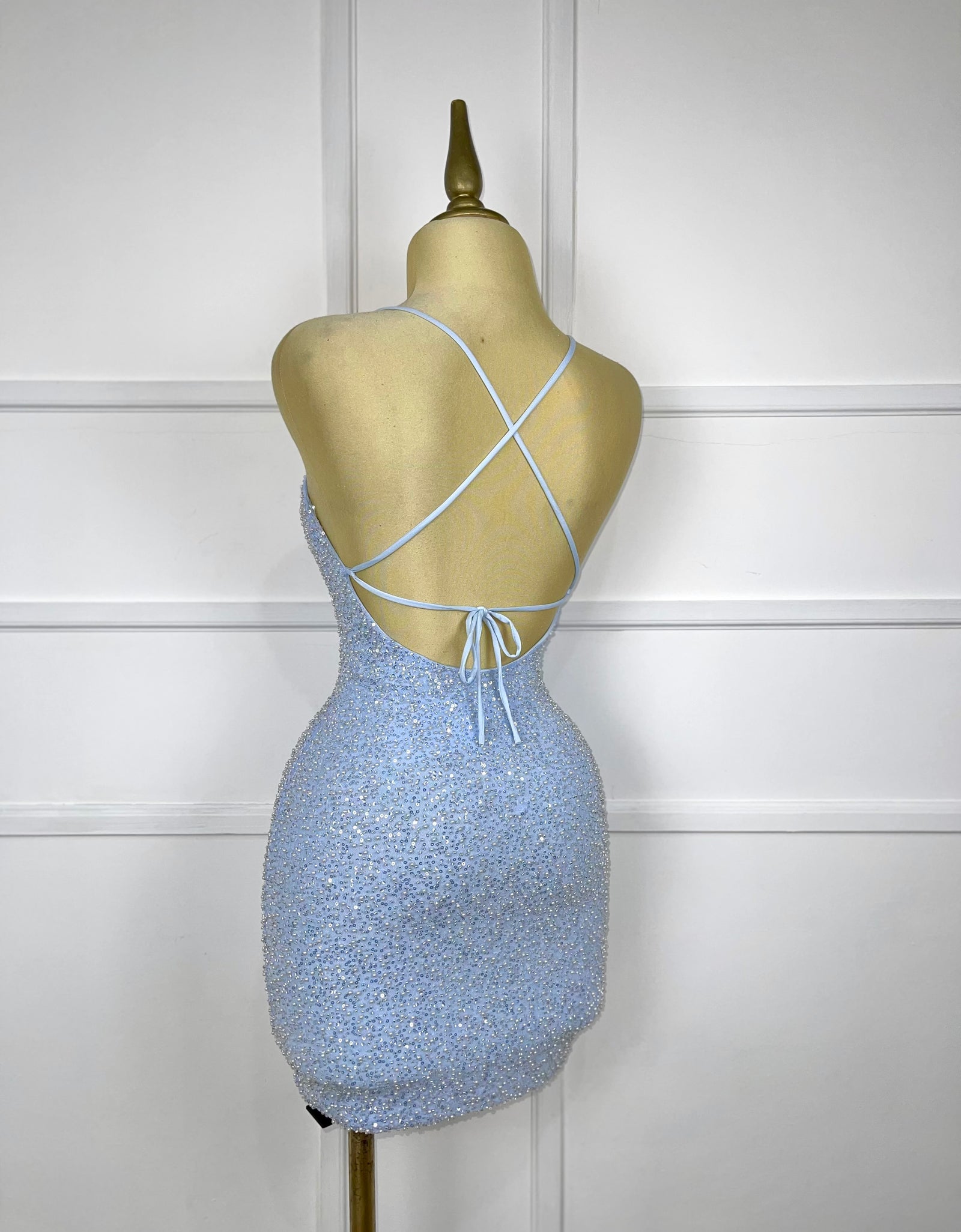 Vestido corto azul con pedrería